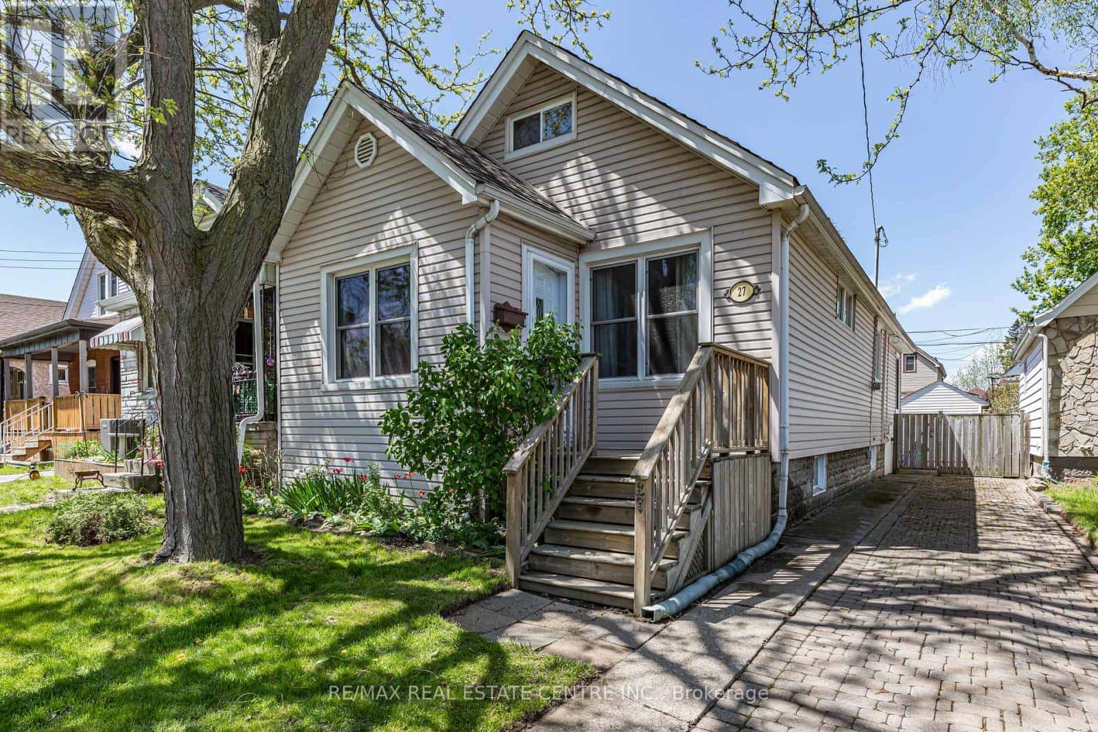 27 Barons Avenue North