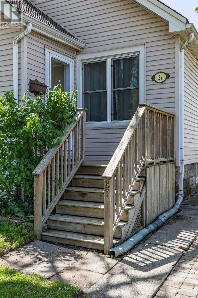 27 BARONS AVENUE N — Hamilton (Homeside), Ontario - Photo 2 of 47