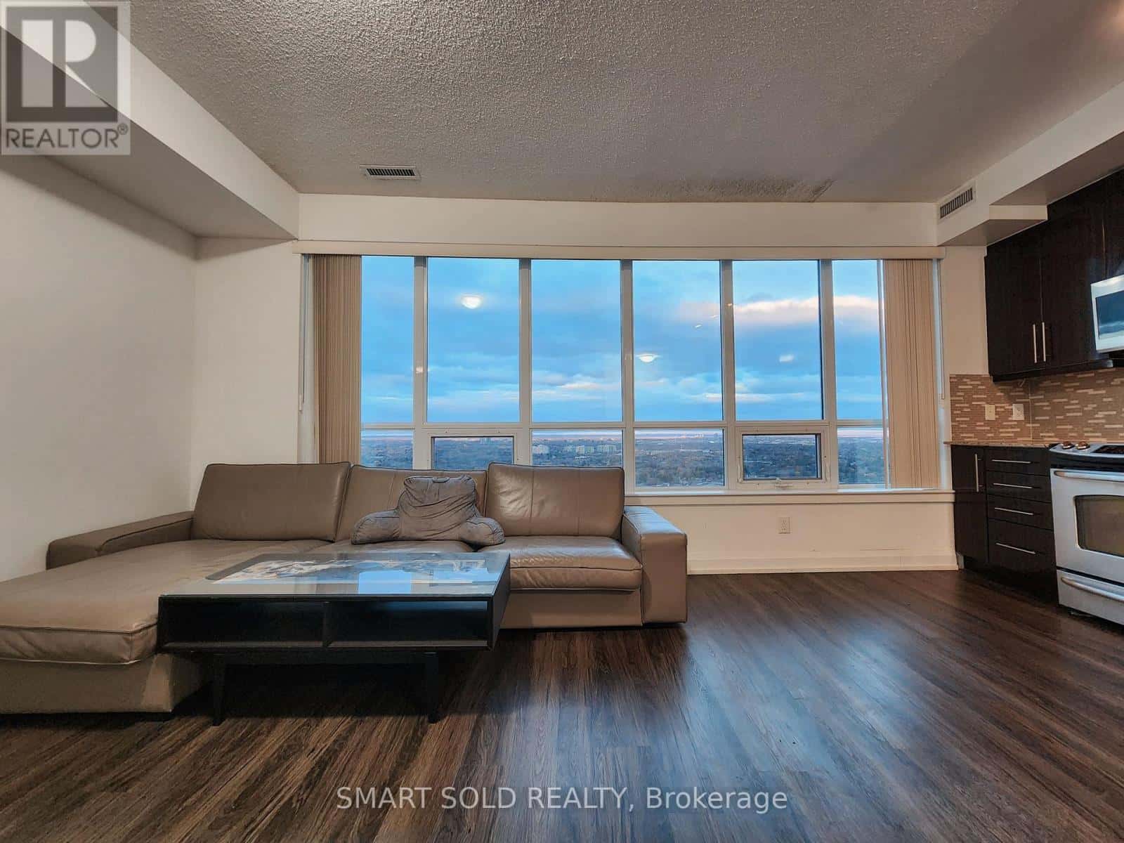 7171 Yonge Street PH202