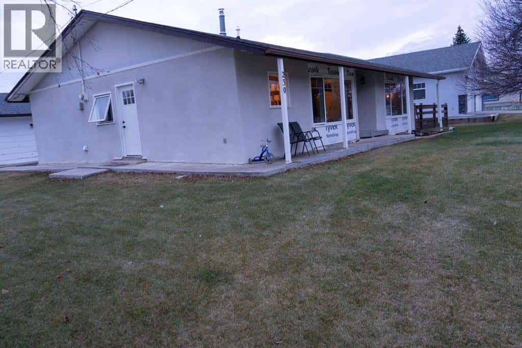 230 E 100 S Street — Raymond, Alberta - Photo 3 of 23