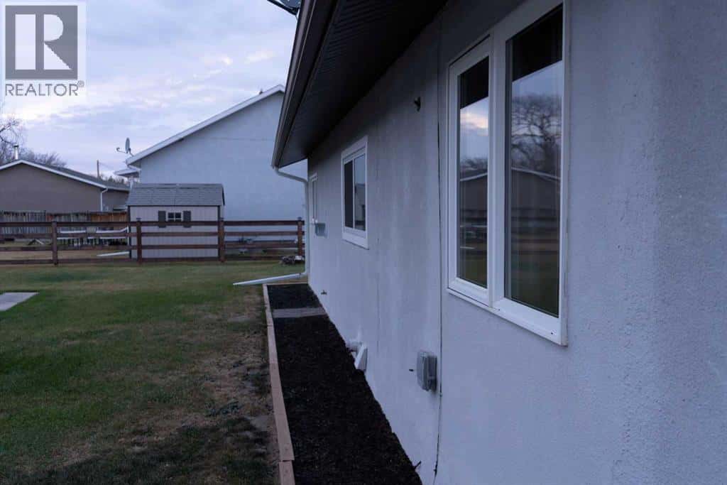 230 E 100 S Street — Raymond, Alberta - Photo 4 of 23