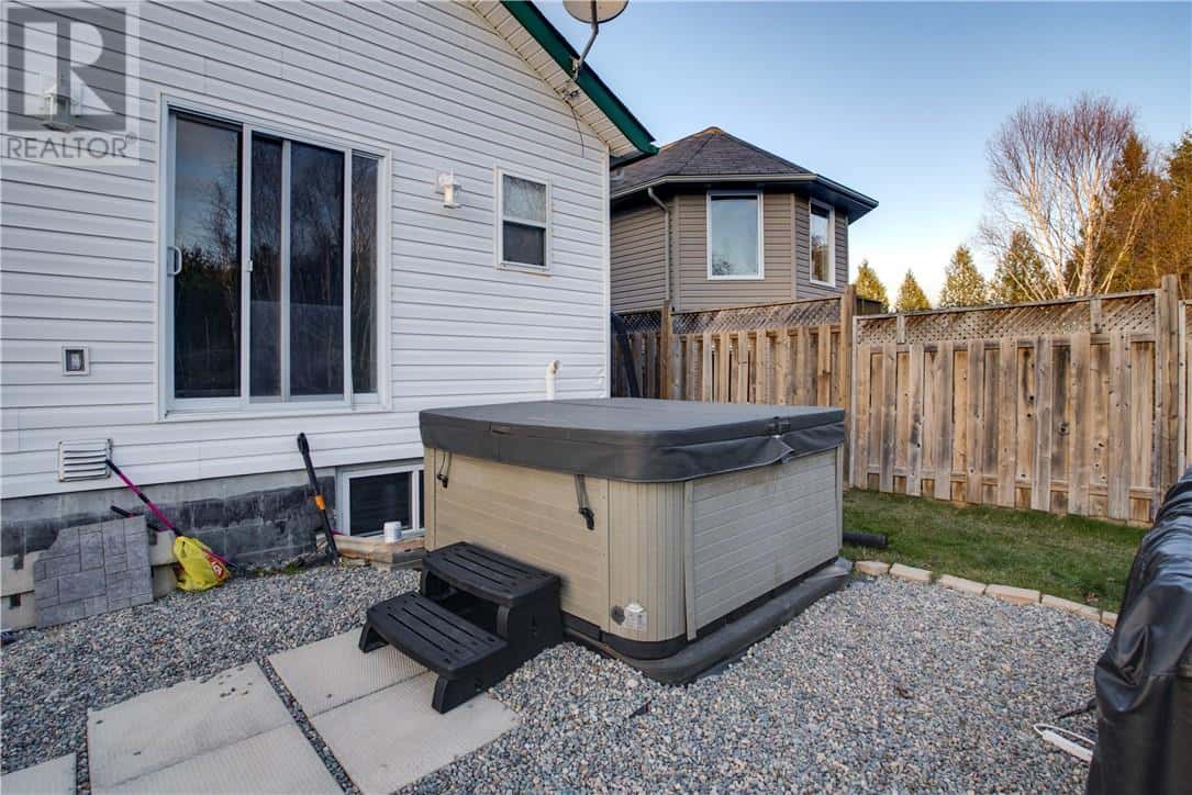 211 Ray Street — Wahnapitae, Ontario - Photo 4 of 59