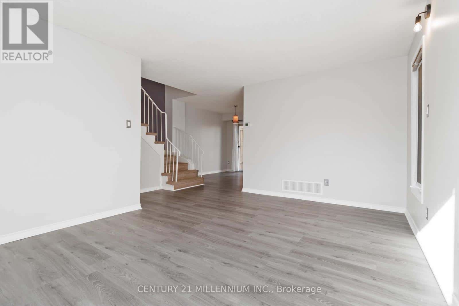 53 COURTLEIGH SQUARE — Brampton (Heart Lake East), Ontario - Photo 2 of 26