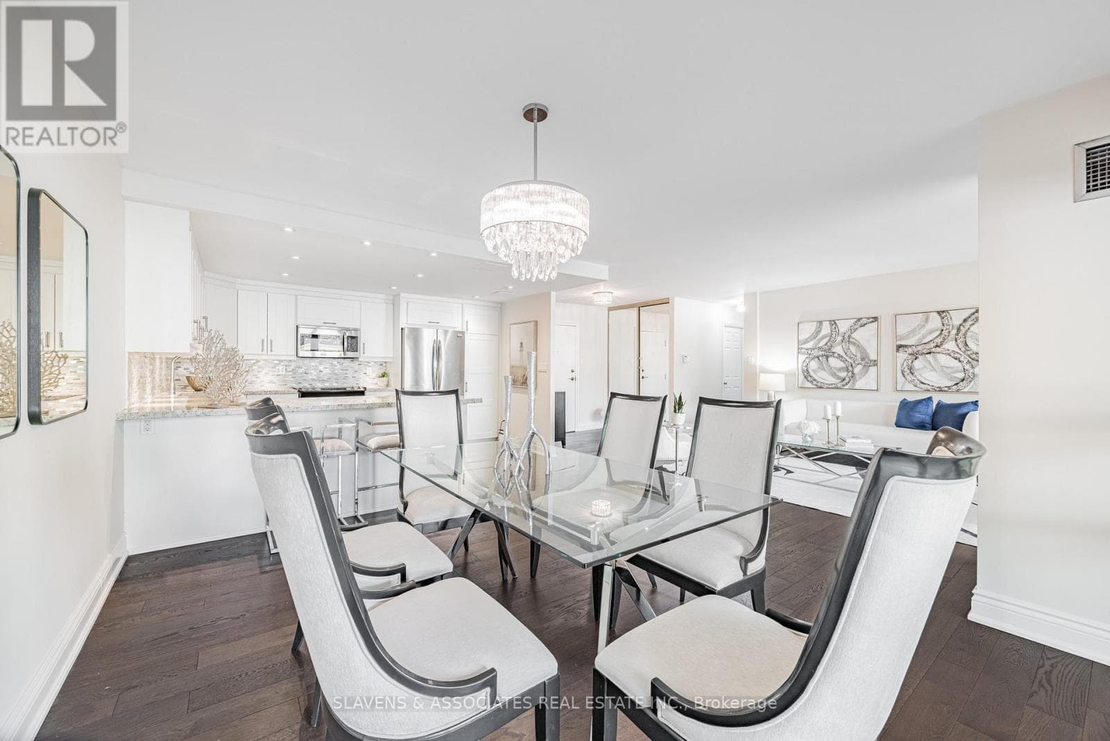 108 - 18 LOWER VILLAGE GATE — Toronto (Forest Hill South), Ontario - Main photo