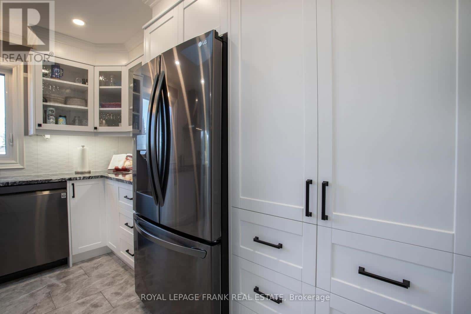 15 HALLETT CRESCENT — Kawartha Lakes (Mariposa), Ontario - Photo 4 of 40