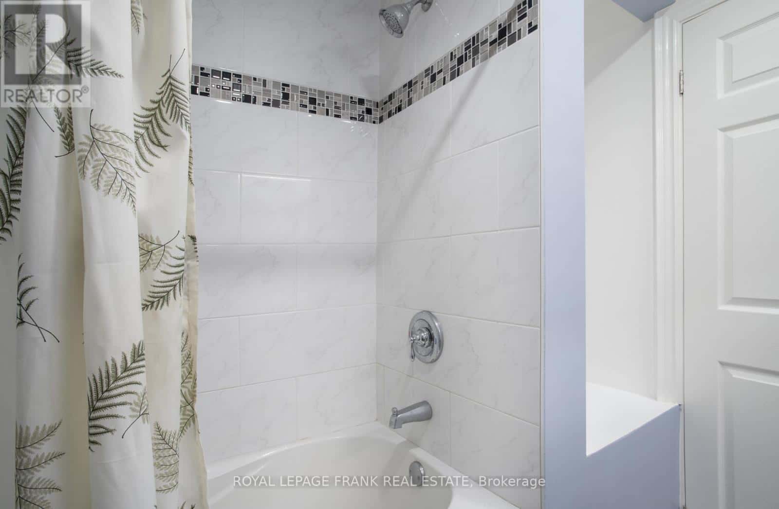 15 HALLETT CRESCENT — Kawartha Lakes (Mariposa), Ontario - Photo 5 of 40