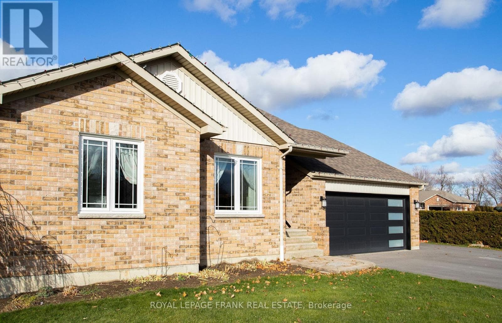 15 HALLETT CRESCENT — Kawartha Lakes (Mariposa), Ontario - Main photo