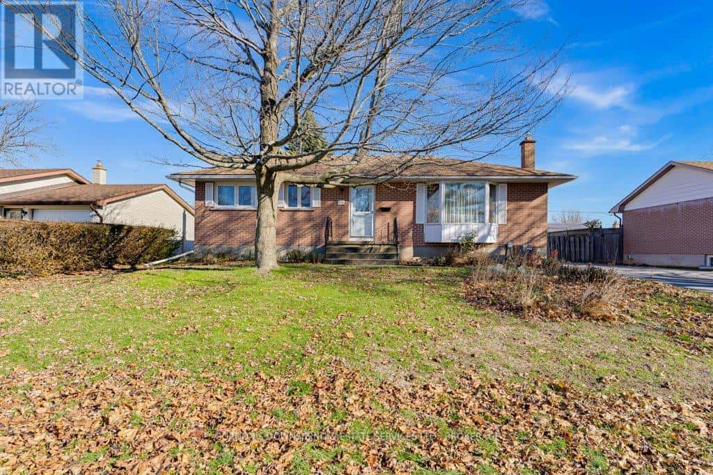 59 OXFORD CRESCENT — Loyalist (Amherstview), Ontario - Photo 3 of 50