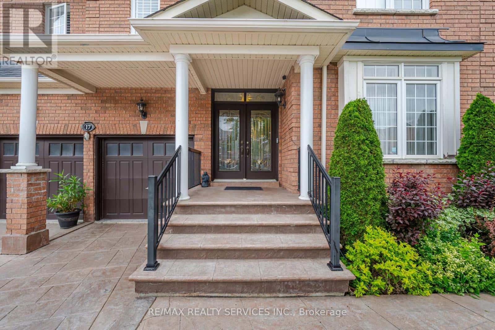 17 REGIS CIRCLE — Brampton (Vales of Castlemore North), Ontario - Photo 2 of 39