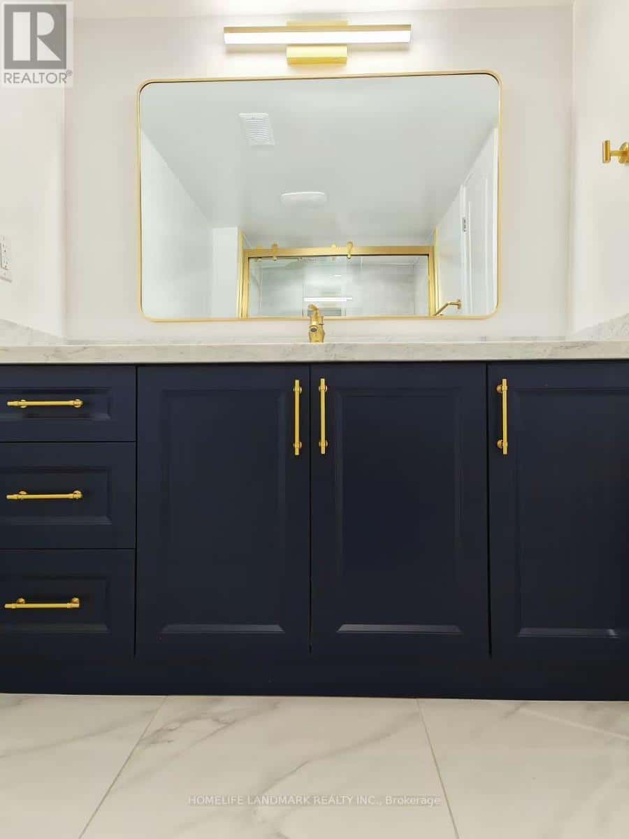 252 BOREALIS AVENUE — Aurora, Ontario - Photo 5 of 10