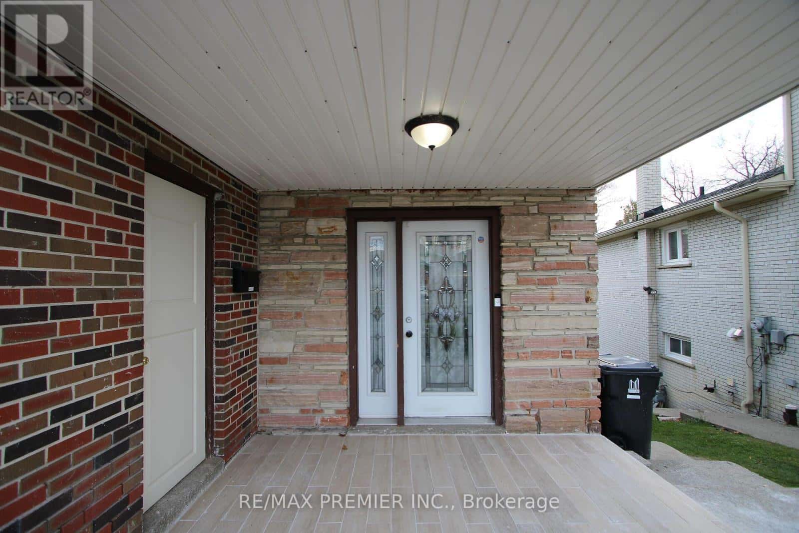 12 ANNABELLE DRIVE — Toronto (Mount Olive-Silverstone-Jamestown), Ontario - Photo 2 of 31