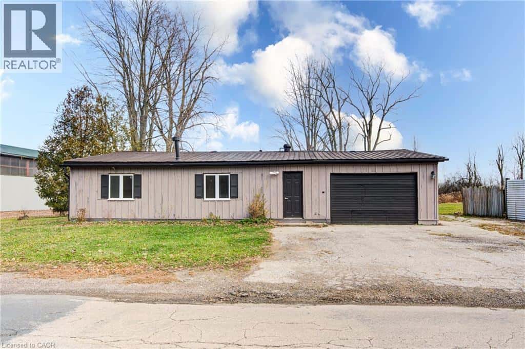 90 TANK Street — Petrolia, Ontario - Photo 2 of 50