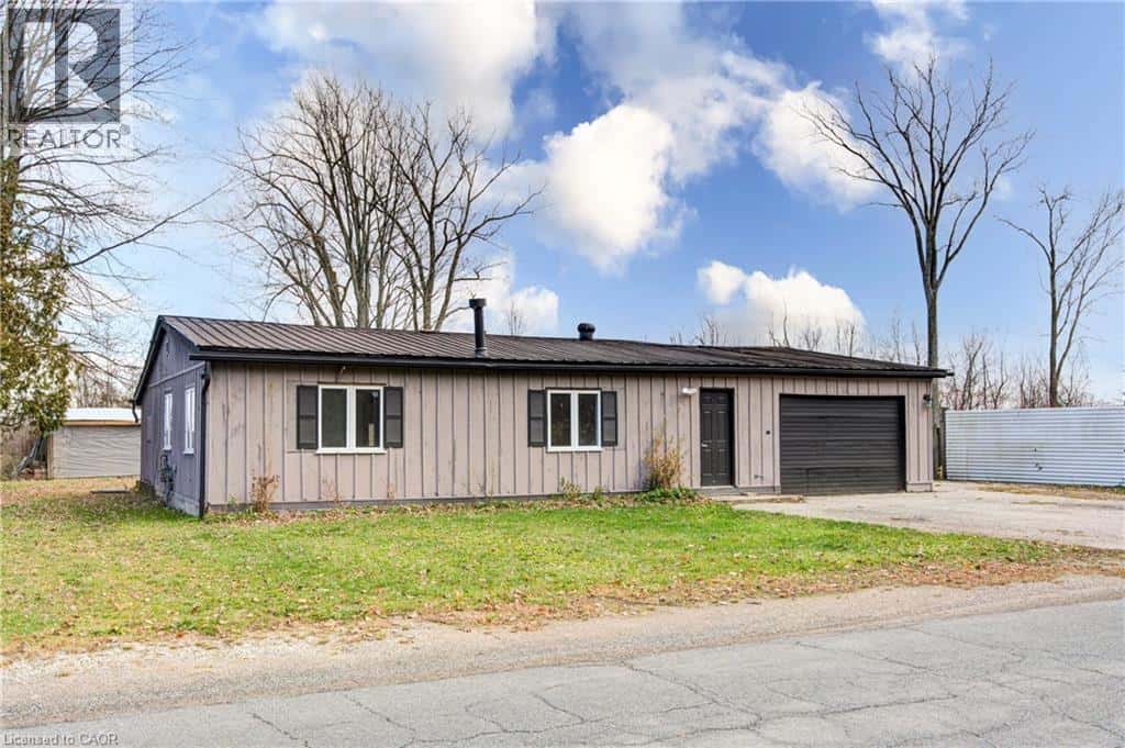 90 TANK Street — Petrolia, Ontario - Photo 3 of 50