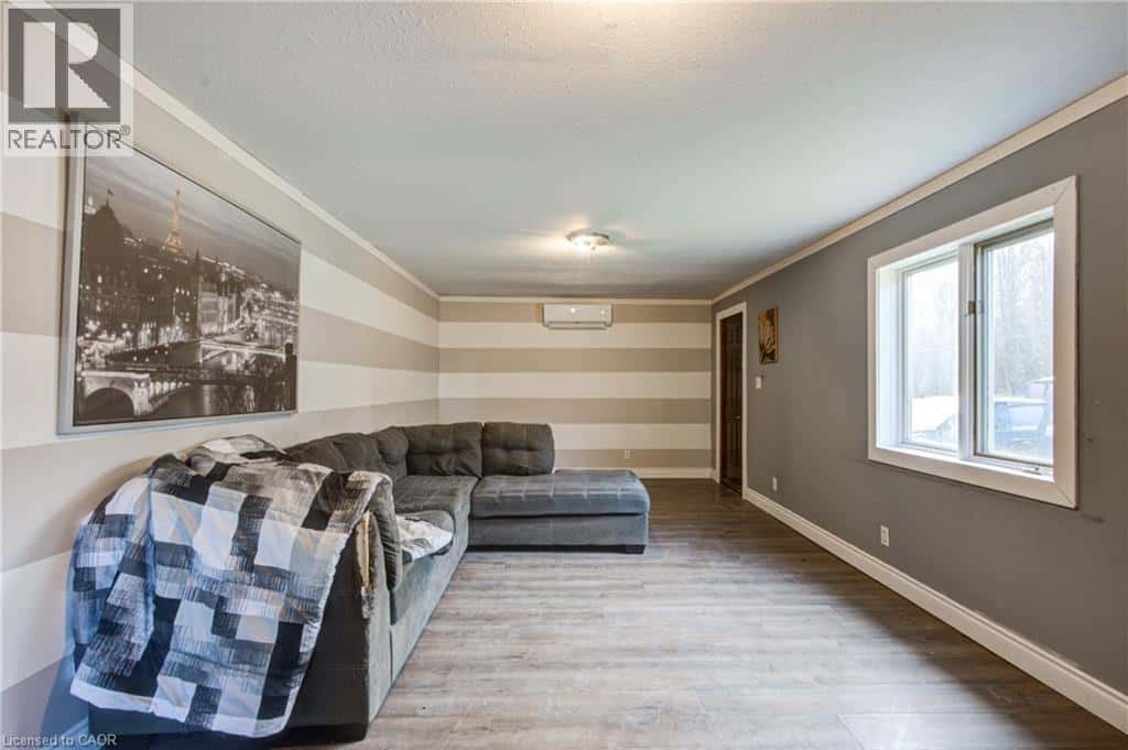 90 TANK Street — Petrolia, Ontario - Photo 4 of 50