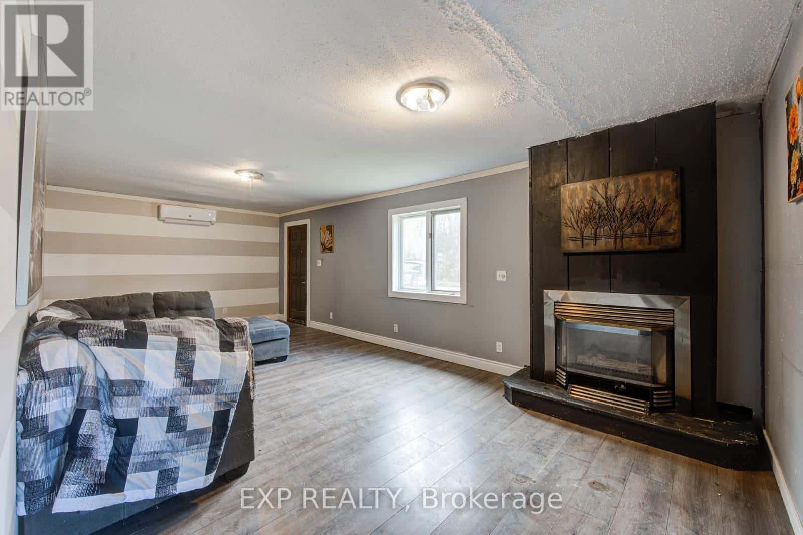 90 TANK STREET — Petrolia, Ontario - Photo 3 of 50