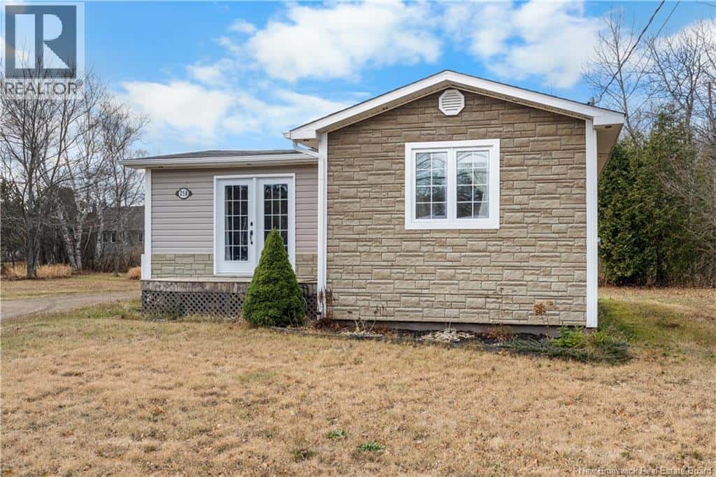 258 Principale — Pointe-Verte, New Brunswick - Photo 3 of 31