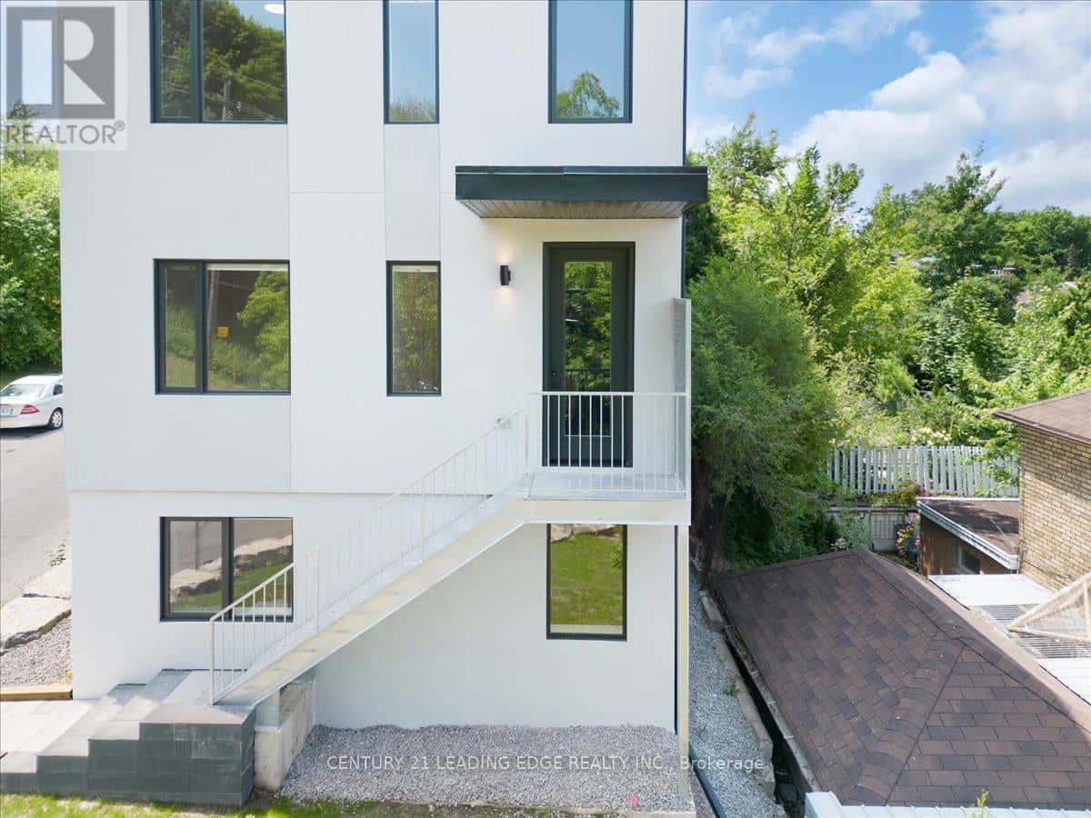 3 - 10 SUMMIT AVENUE — Toronto (Caledonia-Fairbank), Ontario - Photo 3 of 26