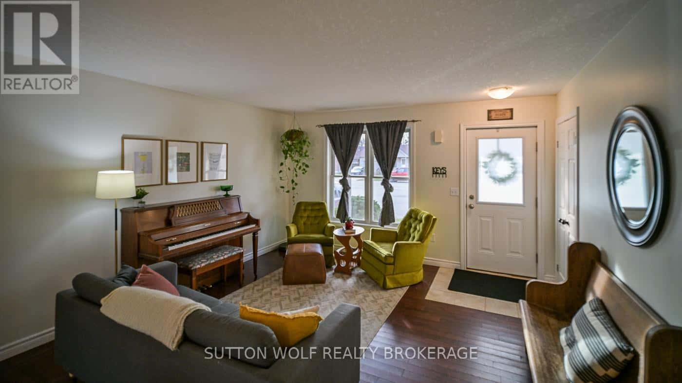 29 PITTAO PLACE — Strathroy-Caradoc (NE), Ontario - Photo 2 of 44