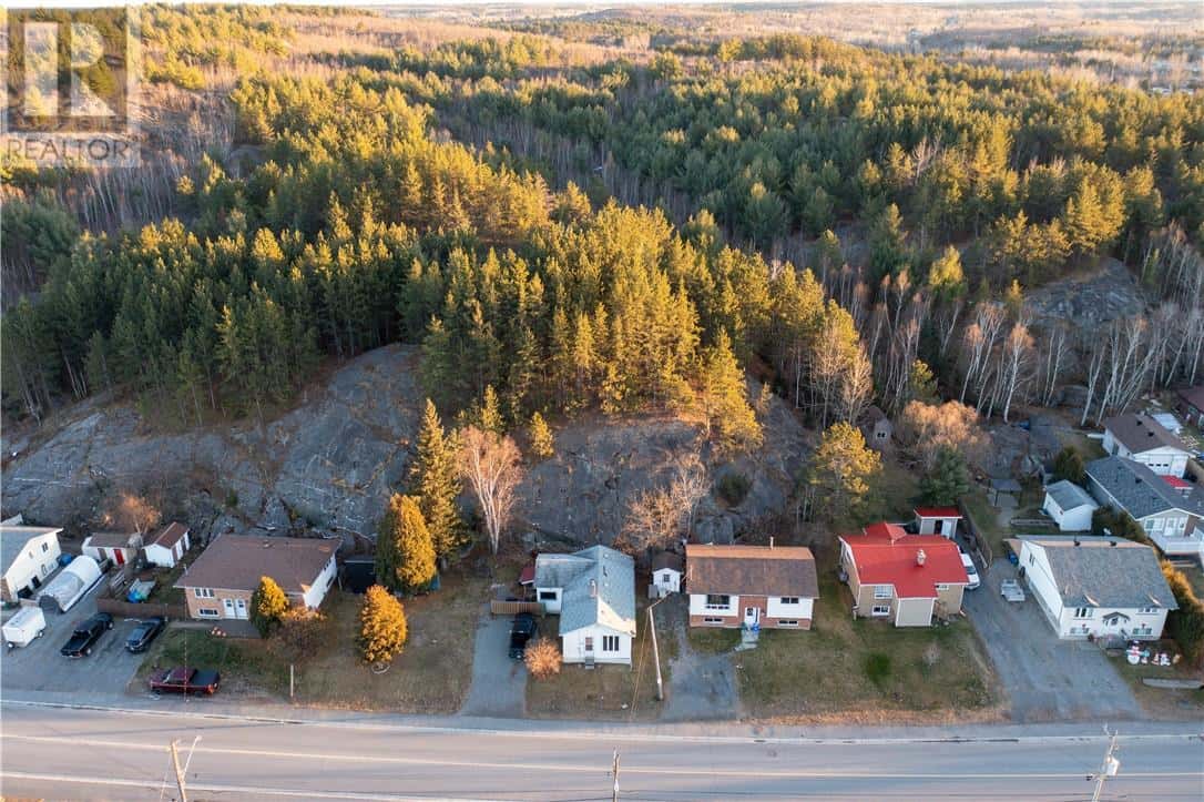 83 Hill Street — Wahnapitae, Ontario - Photo 3 of 29