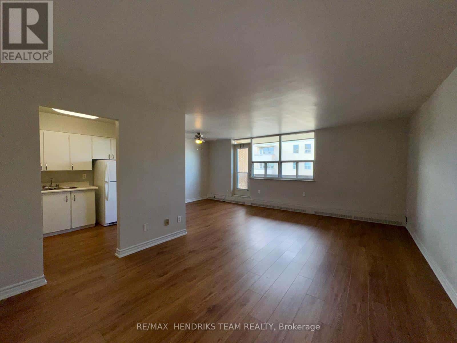 411 - 156 FITCH STREET — Welland (Prince Charles), Ontario - Photo 2 of 23