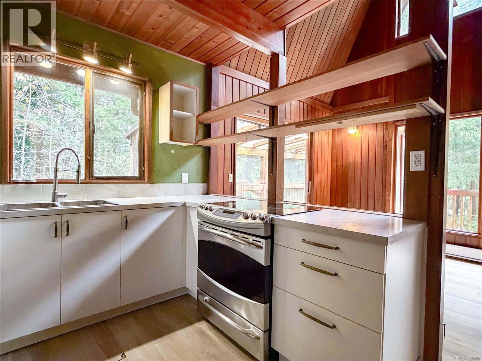 1545 Whalebone Dr — Gabriola Island, British Columbia - Photo 3 of 28