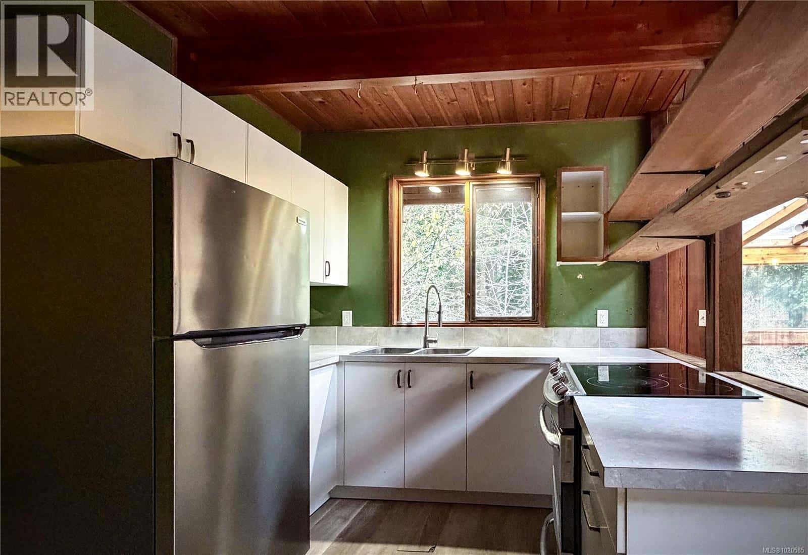 1545 Whalebone Dr — Gabriola Island, British Columbia - Photo 4 of 28