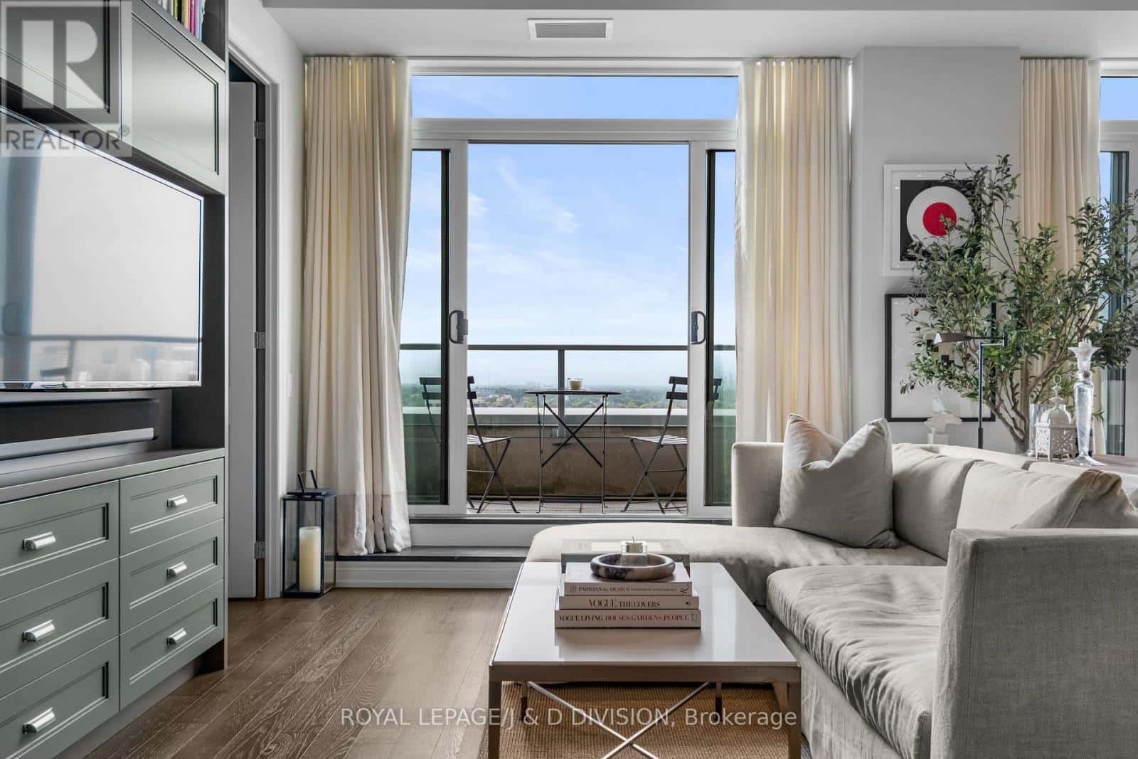 1908 - 111 ST CLAIR AVENUE W — Toronto (Yonge-St. Clair), Ontario - Photo 3 of 39