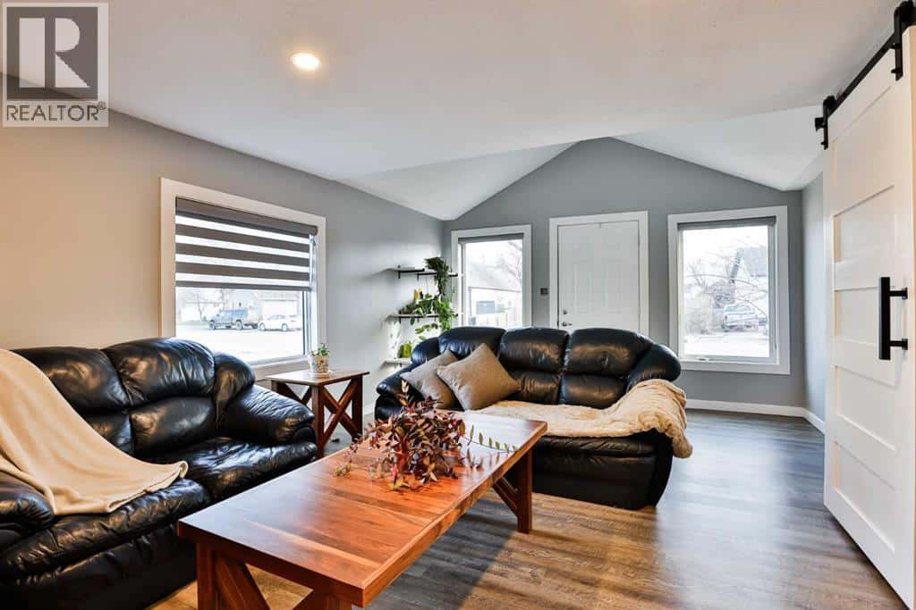 248 Crescent Avenue N — Picture Butte, Alberta - Photo 2 of 21