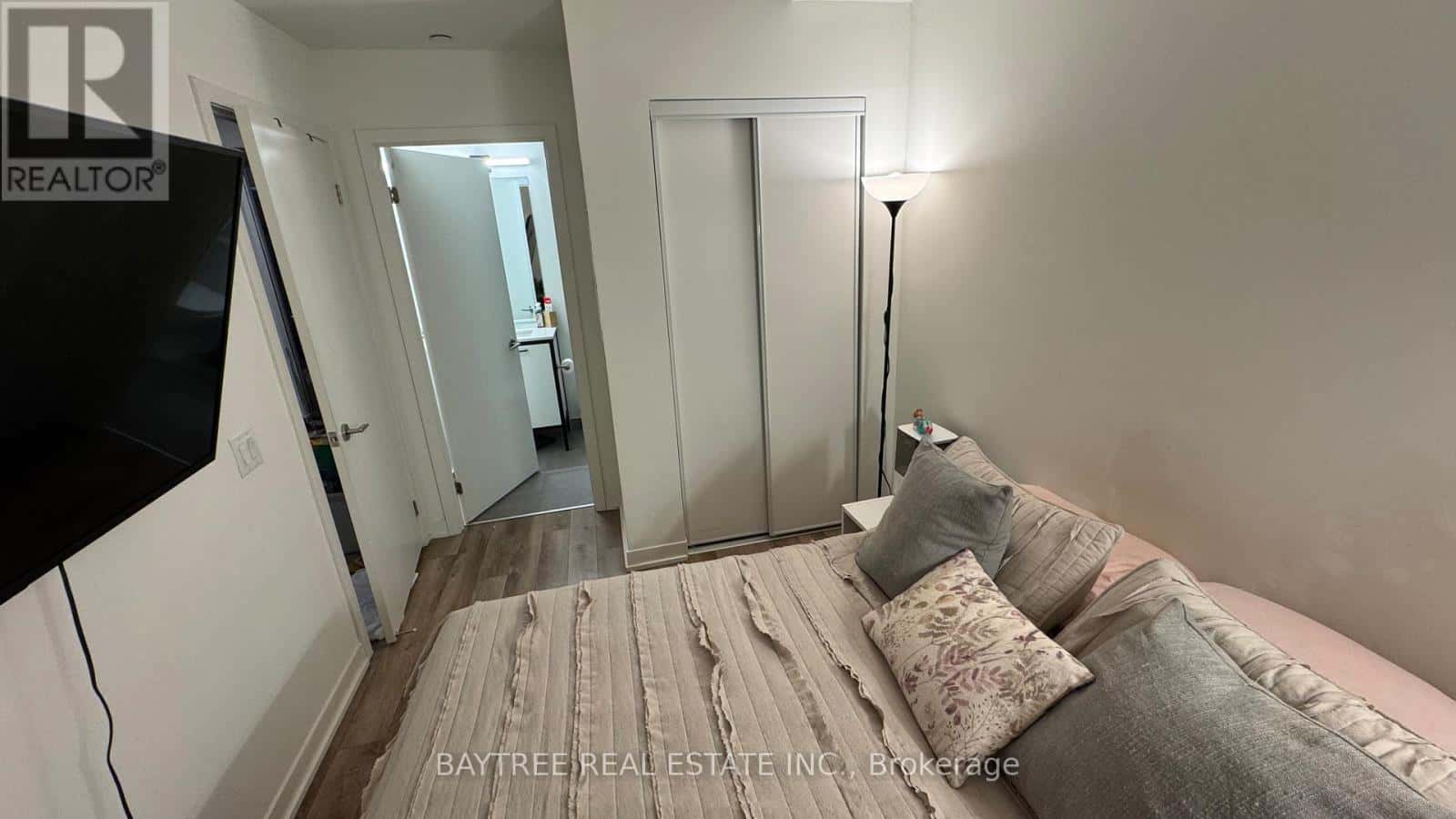 402 - 1808 ST CLAIR AVENUE W — Toronto (Weston-Pellam Park), Ontario - Photo 5 of 10