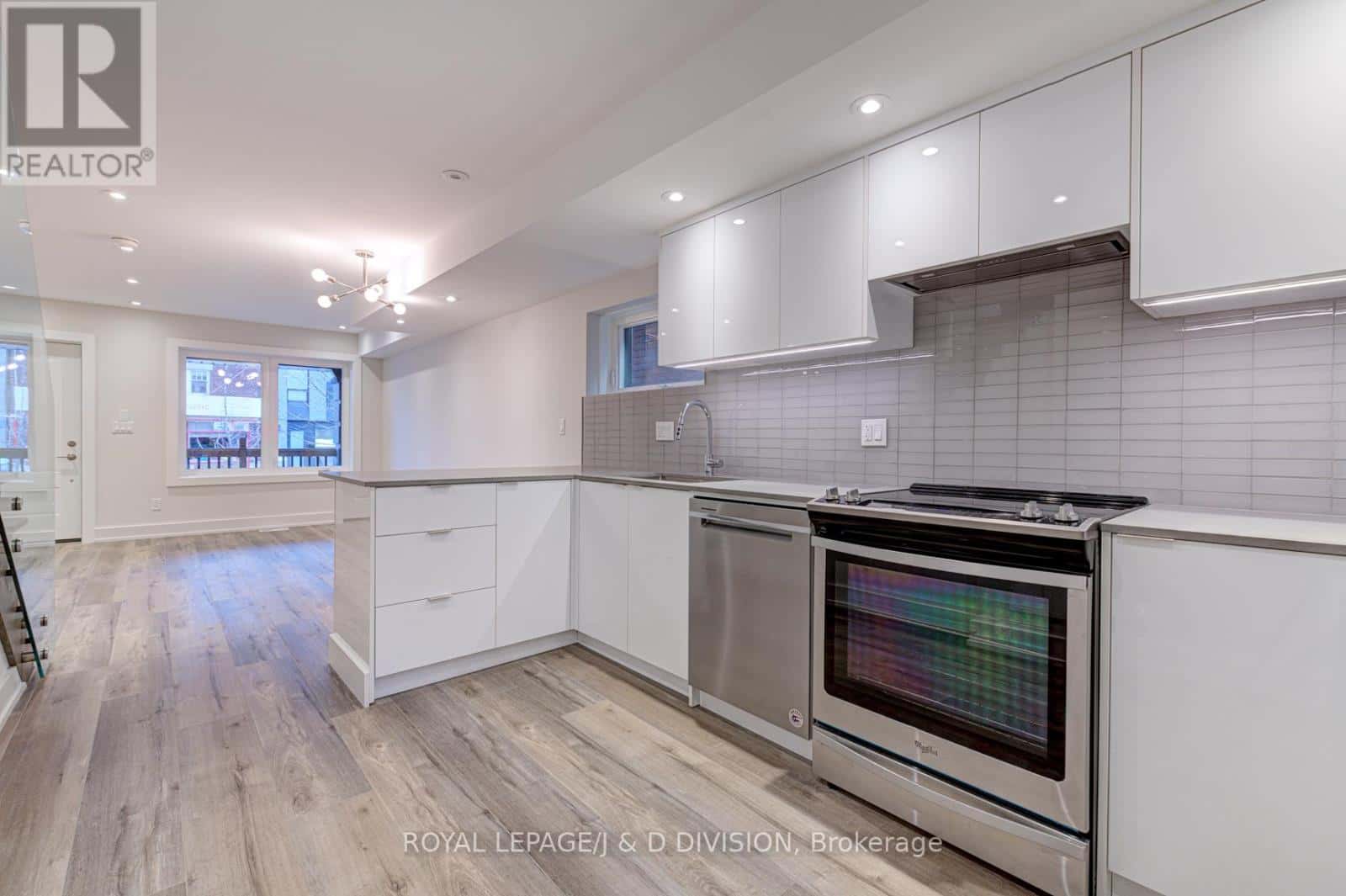 A - 924 BROADVIEW AVENUE — Toronto (Playter Estates-Danforth), Ontario - Photo 4 of 29