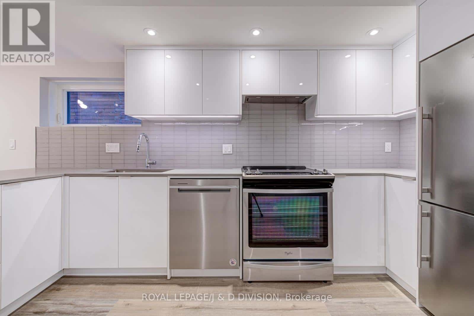 A - 924 BROADVIEW AVENUE — Toronto (Playter Estates-Danforth), Ontario - Photo 5 of 29