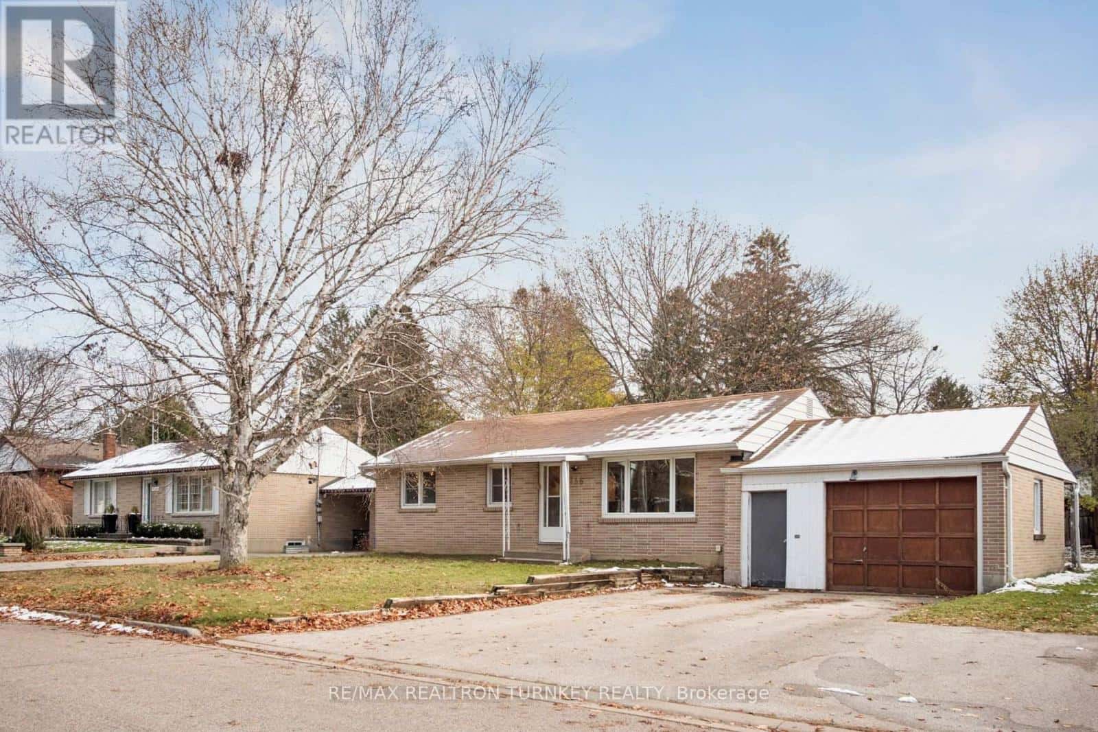 736 GRACE STREET — Newmarket (Gorham-College Manor), Ontario - Photo 2 of 44