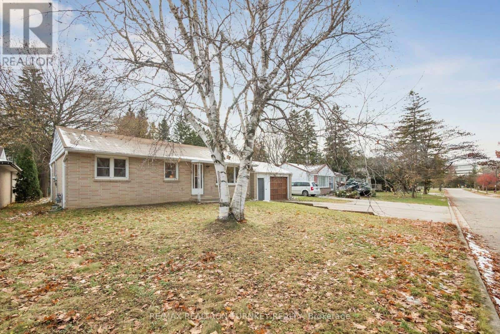 736 GRACE STREET — Newmarket (Gorham-College Manor), Ontario - Photo 3 of 44