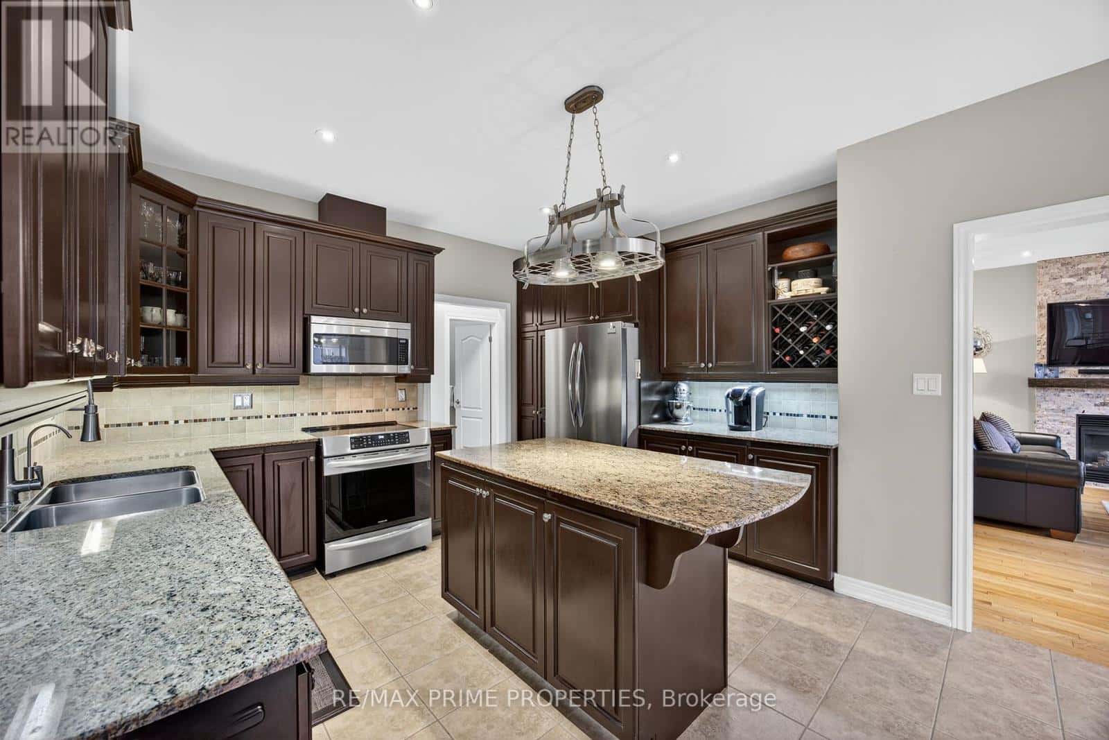 16 DON ROSE BOULEVARD — East Gwillimbury (Mt Albert), Ontario - Photo 2 of 25