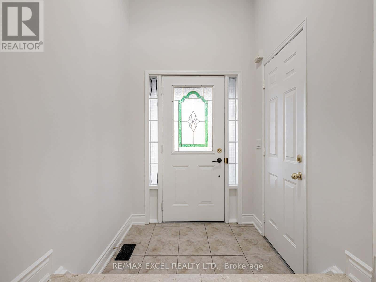 105 MILLCLIFF CIRCLE — Aurora (Aurora Grove), Ontario - Photo 2 of 34