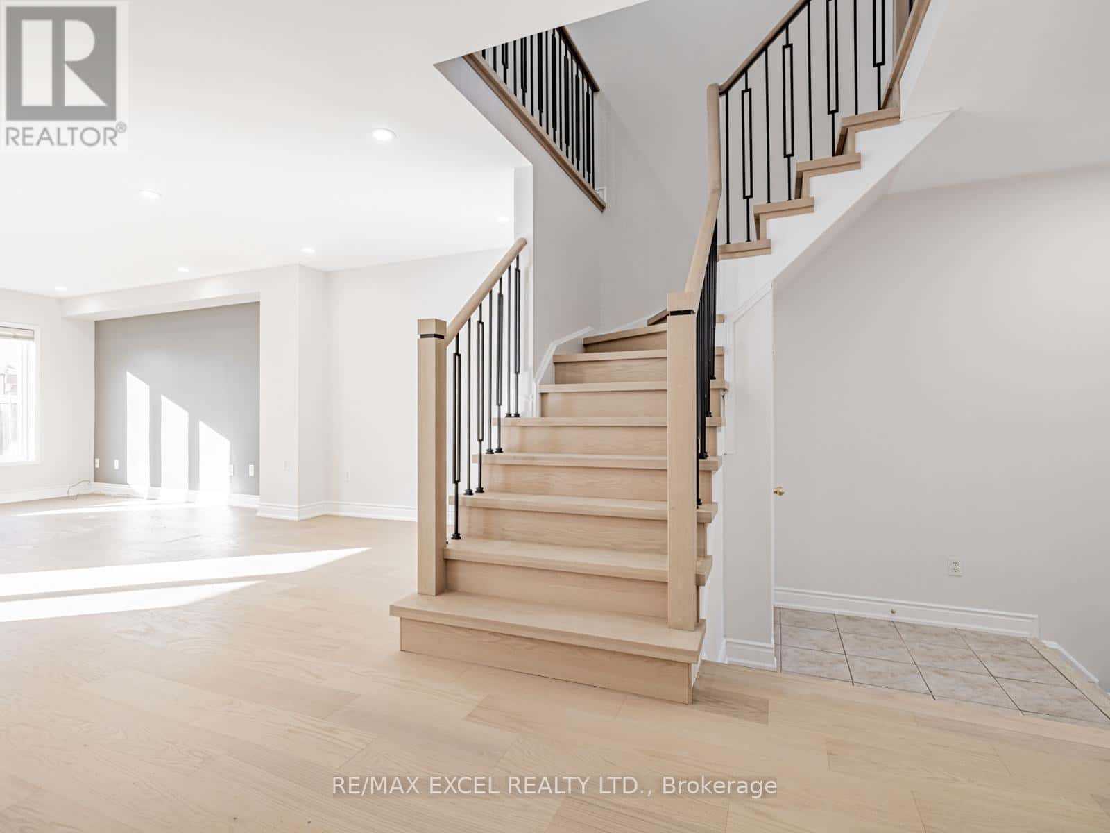 105 MILLCLIFF CIRCLE — Aurora (Aurora Grove), Ontario - Photo 3 of 34