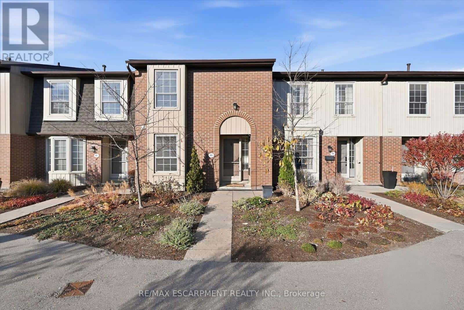 60 - 3029 GLENCREST ROAD — Burlington (Roseland), Ontario - Photo 2 of 46