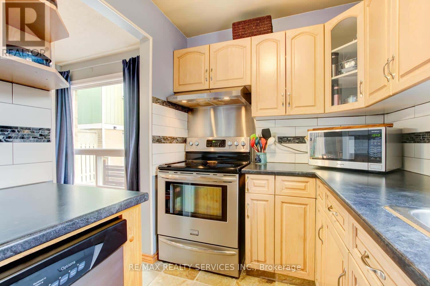 7 HAMLET COURT — Brampton (Central Park), Ontario - Photo 4 of 50