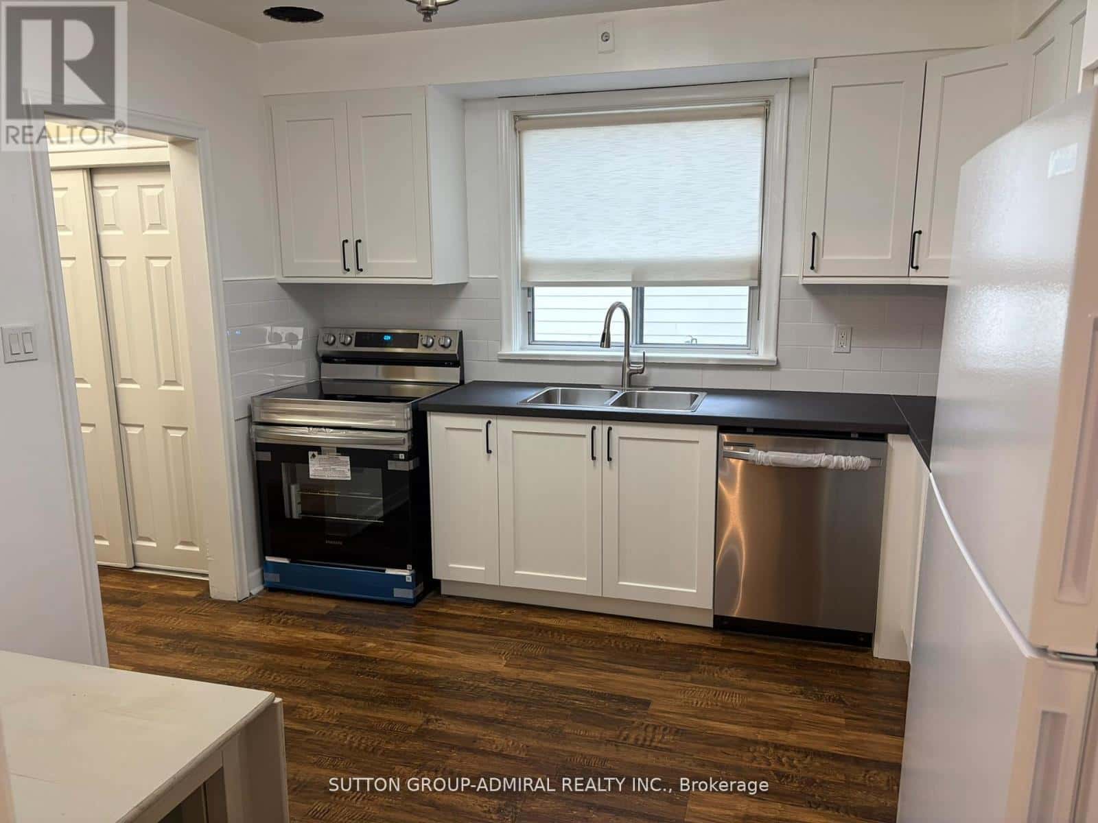 2 - 20 MEADOWBROOK ROAD — Toronto (Englemount-Lawrence), Ontario - Photo 3 of 19