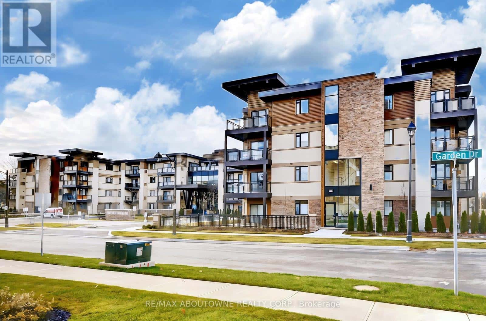 207 - 128 GARDEN DRIVE — Oakville (CO Central), Ontario - Photo 3 of 38