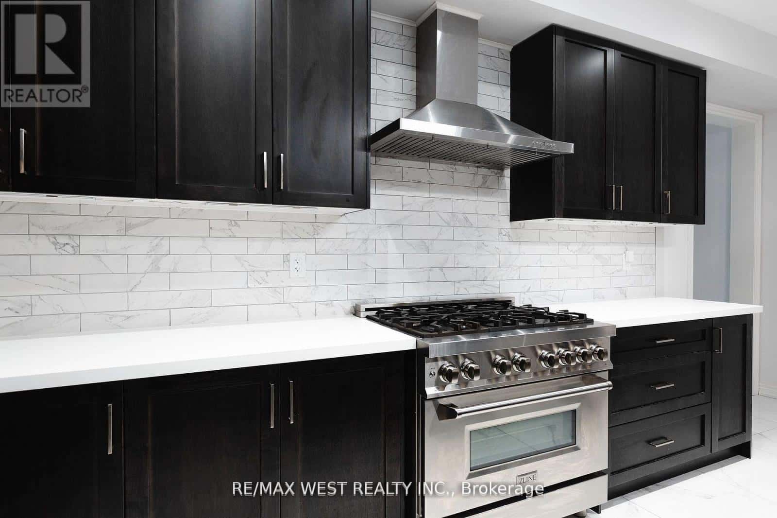 31 FREDERICK TAYLOR WAY — East Gwillimbury (Mt Albert), Ontario - Photo 5 of 26