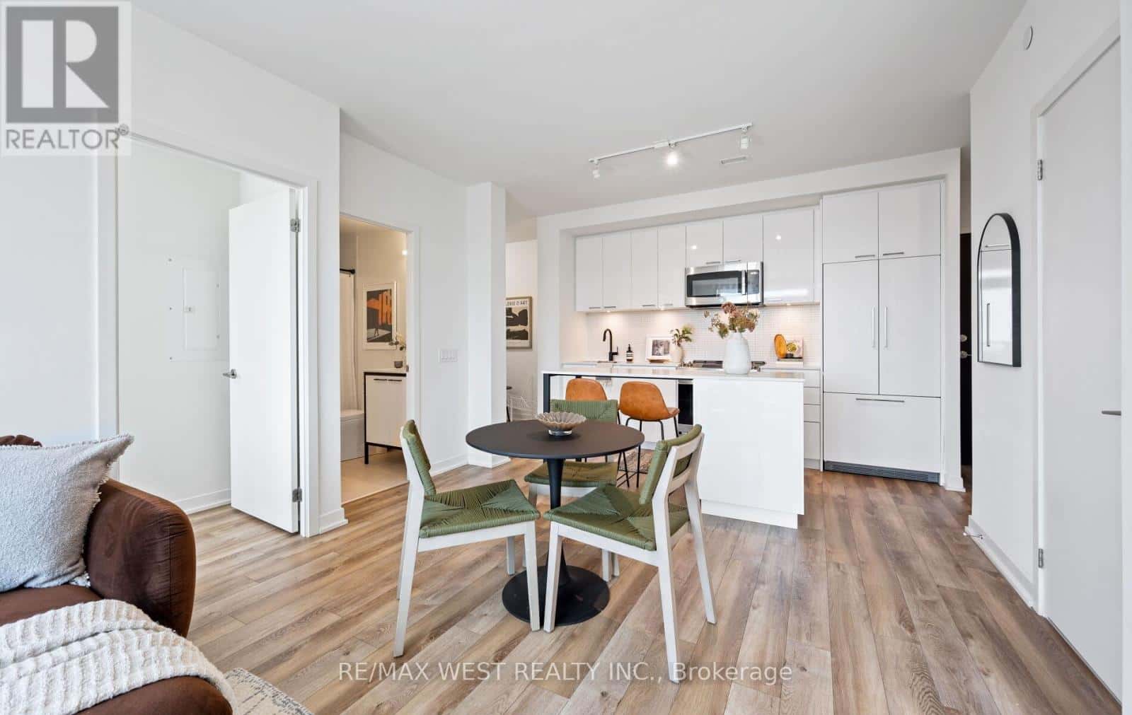 1103 - 1808 ST CLAIR AVENUE W — Toronto (Weston-Pellam Park), Ontario - Photo 5 of 41