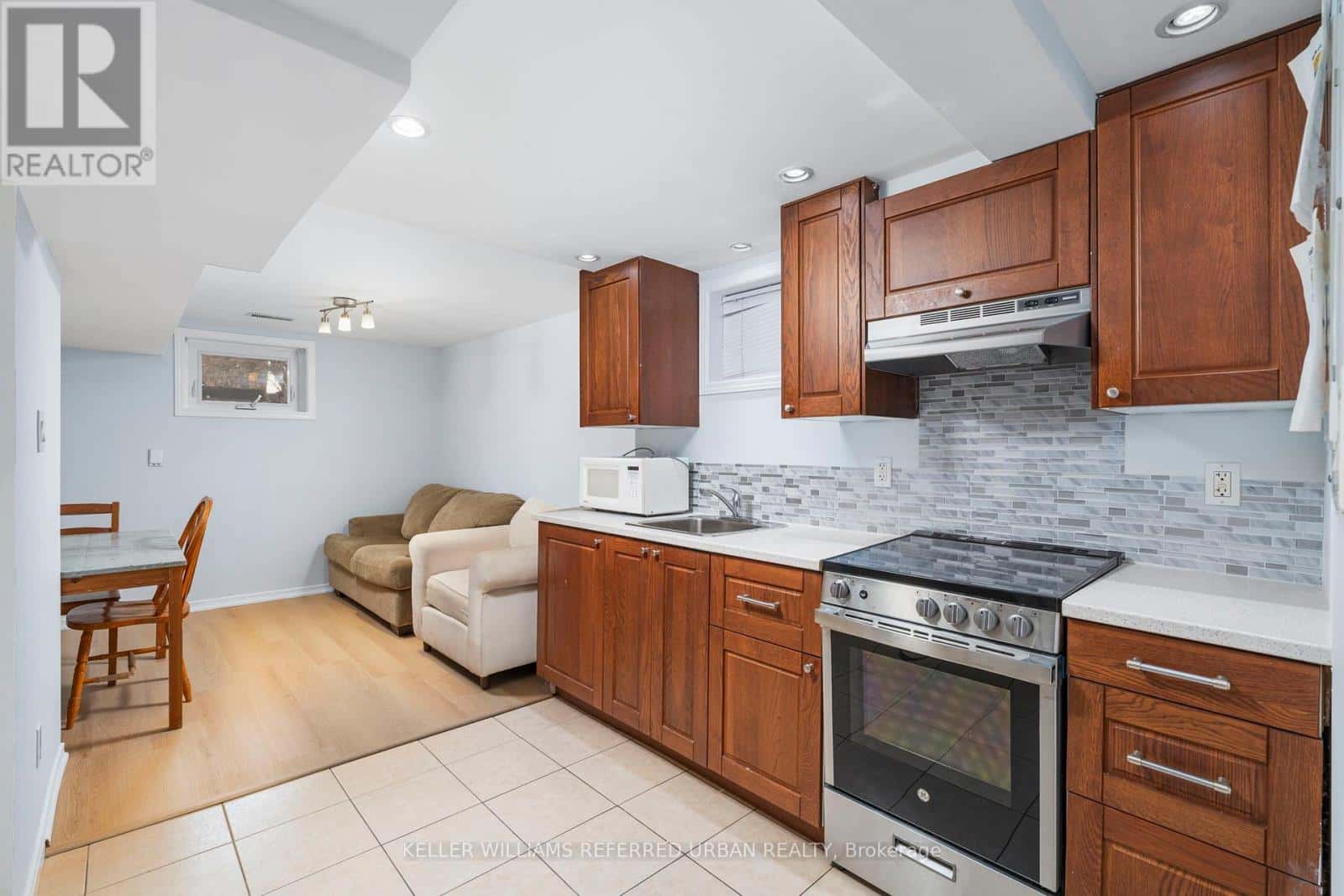 LOWER - 39 CAYUGA AVENUE — Toronto (Rockcliffe-Smythe), Ontario - Photo 3 of 15