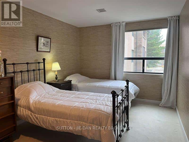 214 - 300 EVERGLADE CRESCENT — London North (North P), Ontario - Photo 5 of 10