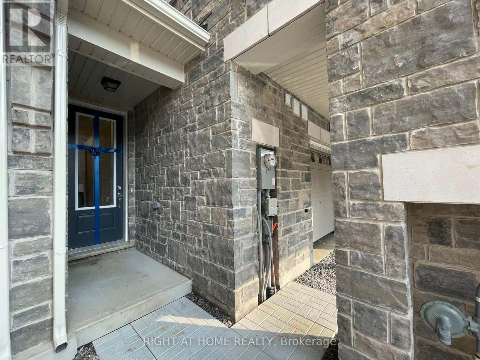 1575 MOIRA CRESCENT — Milton (BW Bowes), Ontario - Photo 2 of 27