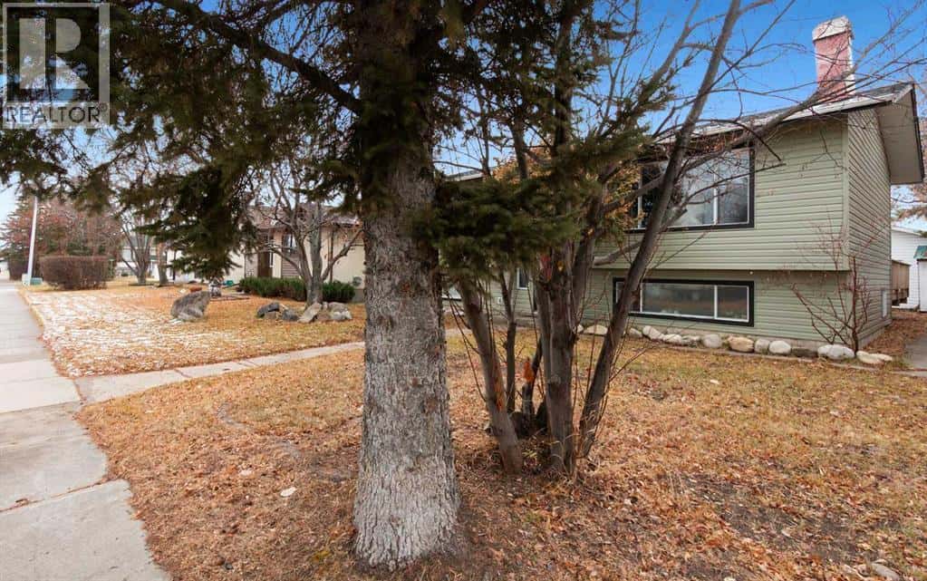 5209 42 Street — Olds, Alberta - Photo 3 of 41