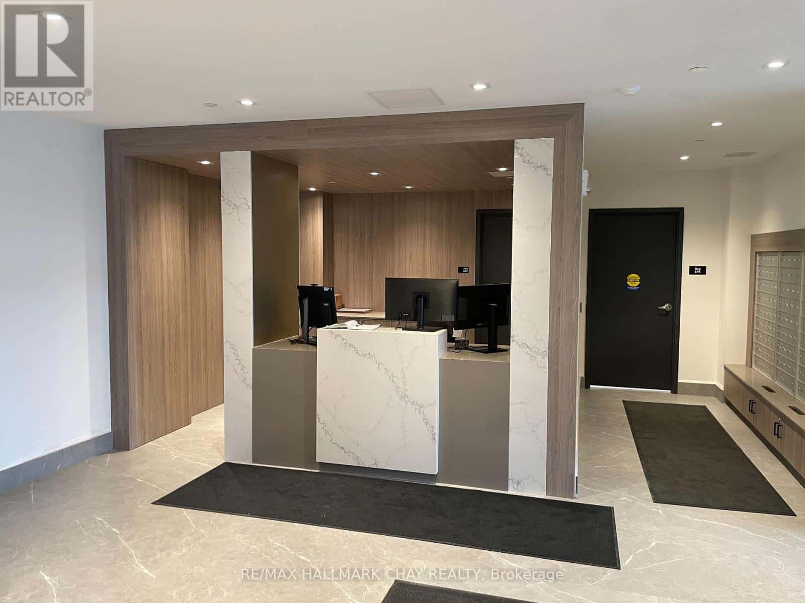 202 - 56 LAKESIDE TERRACE — Barrie (Little Lake), Ontario - Photo 2 of 19