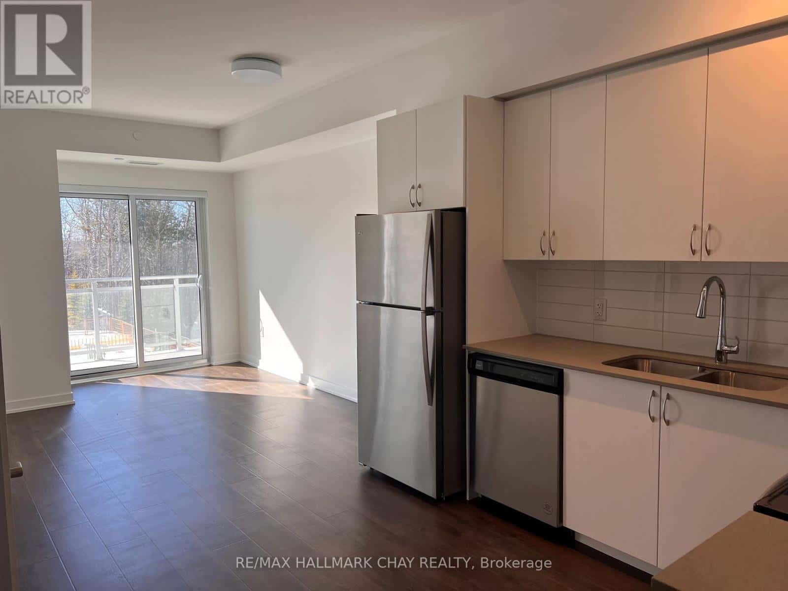 202 - 56 LAKESIDE TERRACE — Barrie (Little Lake), Ontario - Photo 3 of 19