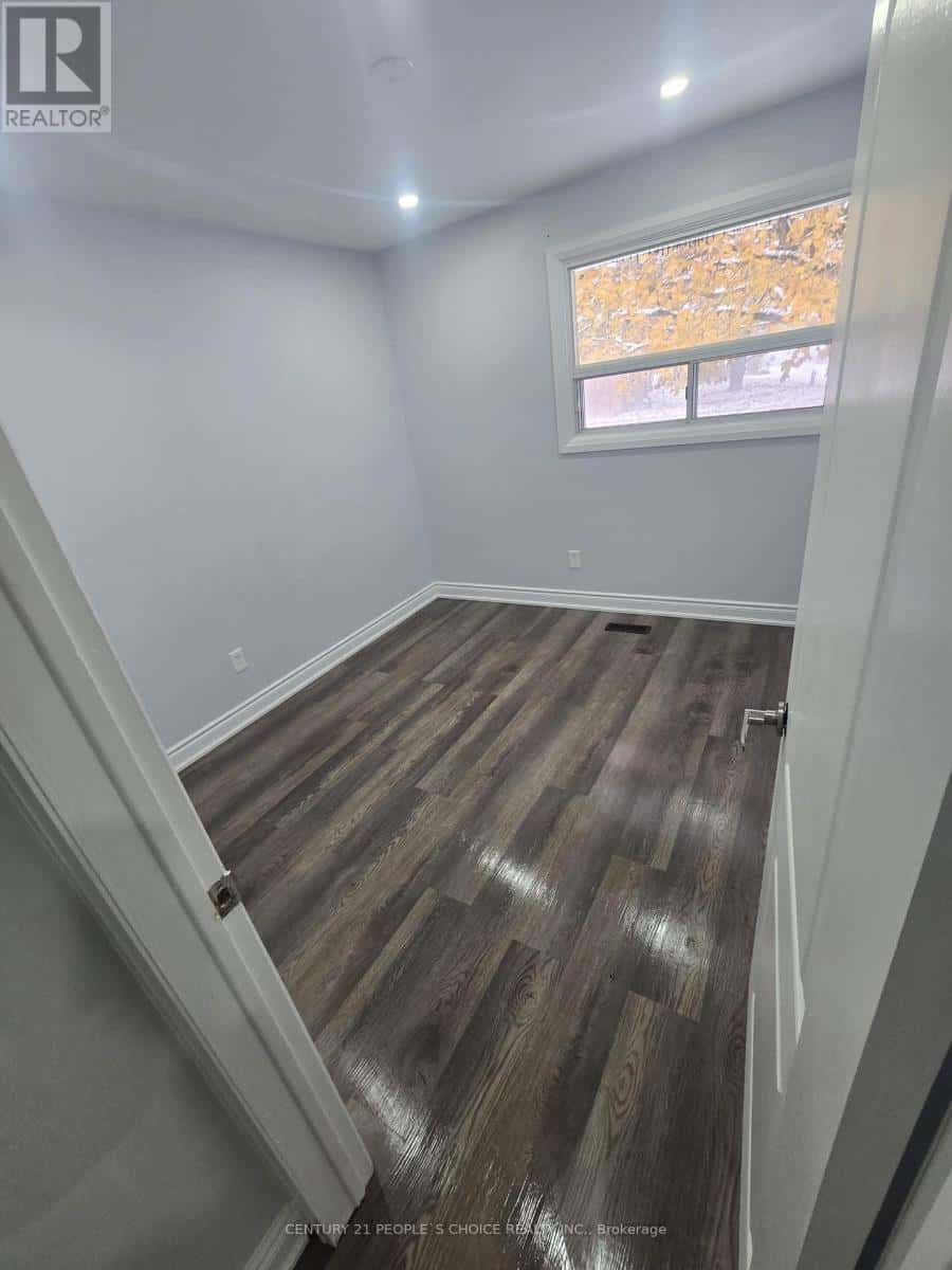 UPPER - 21 MOORE STREET — Brampton (Brampton West), Ontario - Photo 3 of 9