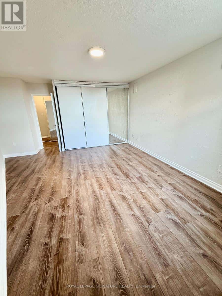 2003 - 714 THE WEST MALL — Toronto (Eringate-Centennial-West Deane), Ontario - Photo 4 of 10